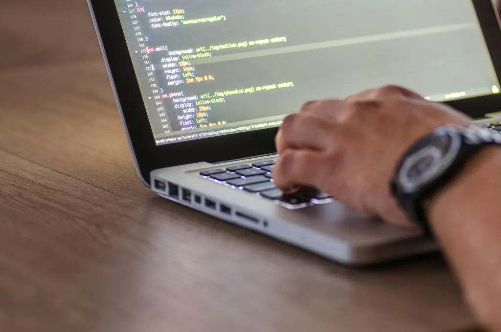 Moderne teamarbeit mit confluence auf dem laptop