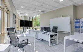 Ein konferenzraum mit einem whiteboard magnetisch und einem smartboard