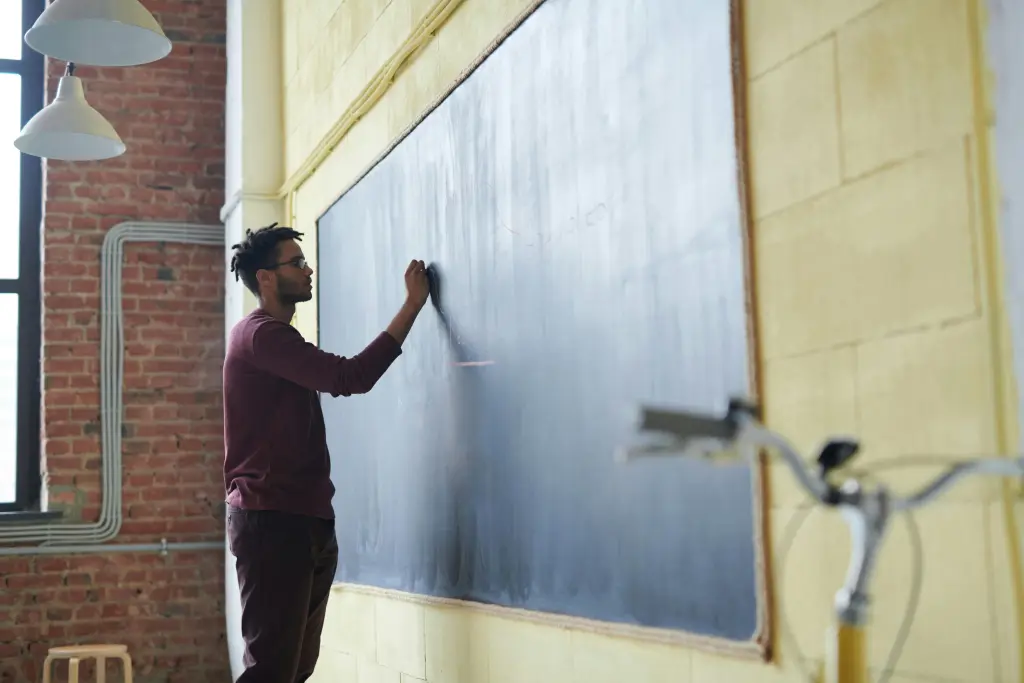 Ein lehrer schreibt an die tafel