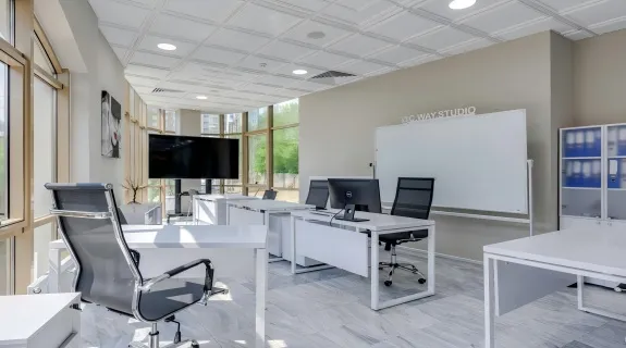 Ein unternehmen mit einem whiteboard magnetisch und einem smartboard