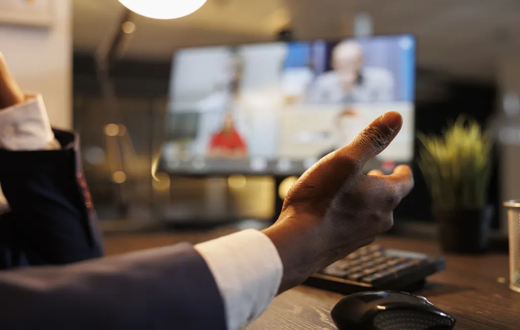 Eine gruppe von menschen nutzt logitech logitech group