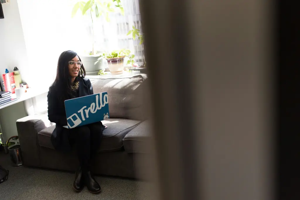 Eine person vergleicht trello preise online