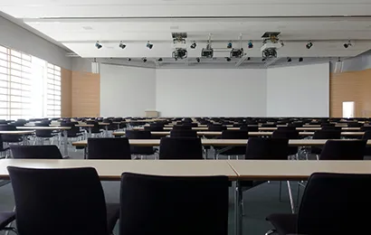 Elektronische schultafel im modernen klassenzimmer