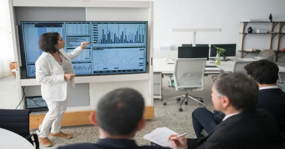 Frau mit digitales whiteboard touchscreen