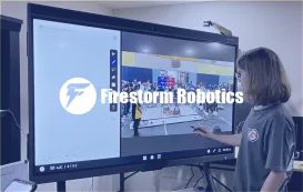 Frau steht vor aktive whiteboard