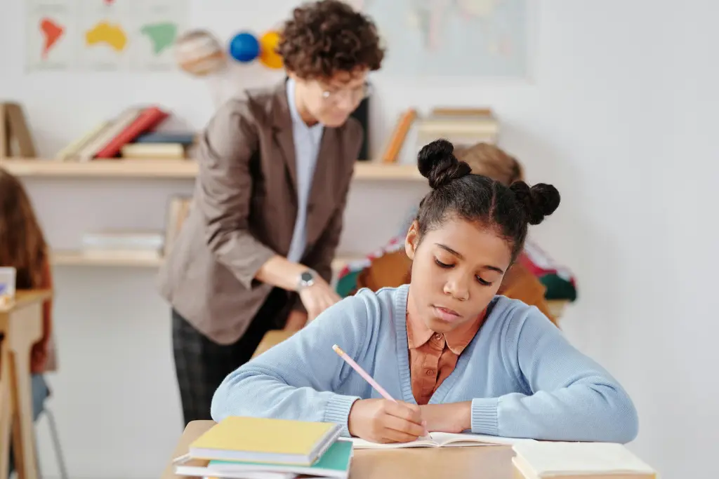 Frustrierte schueler im klassenzimmer ohne digitale hilfsmittel
