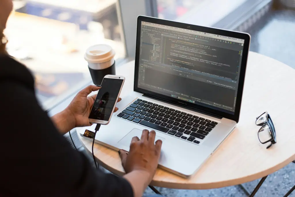 Effizientes fuehren im team bei remote arbeit am schreibtisch