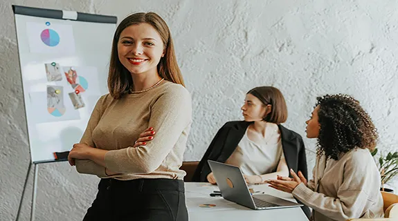 Gruppe arbeitet gemeinsam am digitaler flipchart mit display touch