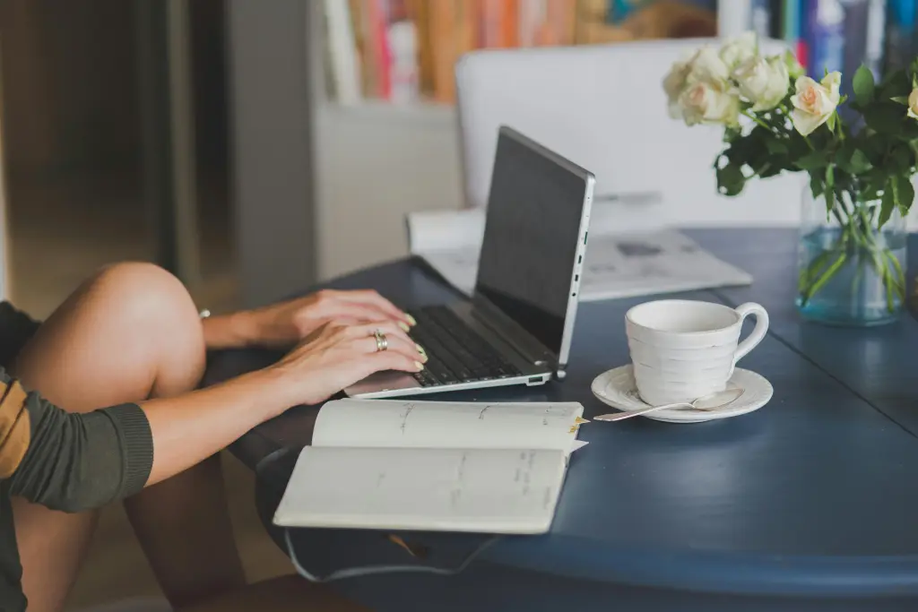 Person arbeitet mit smartboard für zuhause im homeoffice