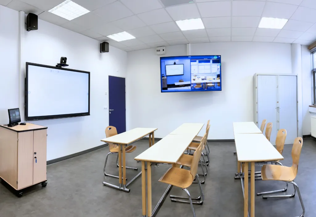 Figure 2: Hybrid classroom equipment layout showing camera positions and display placement