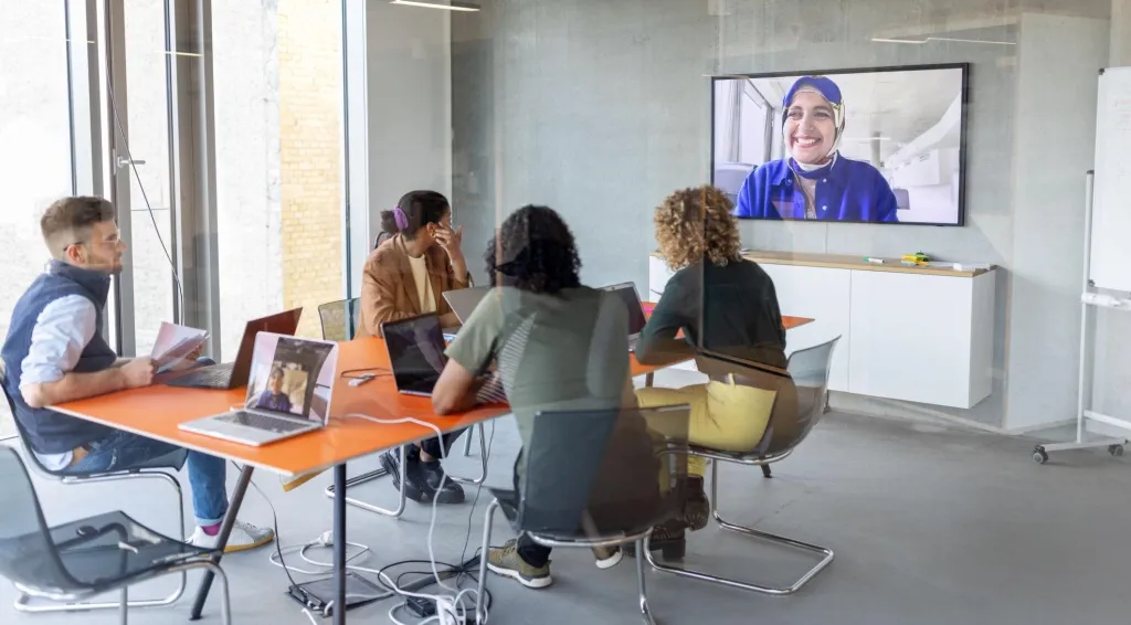 会議室で会議する様子