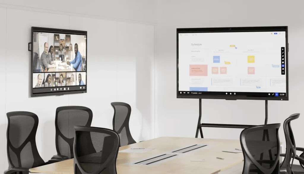 電子ホワイトボードを活用した会議の様子