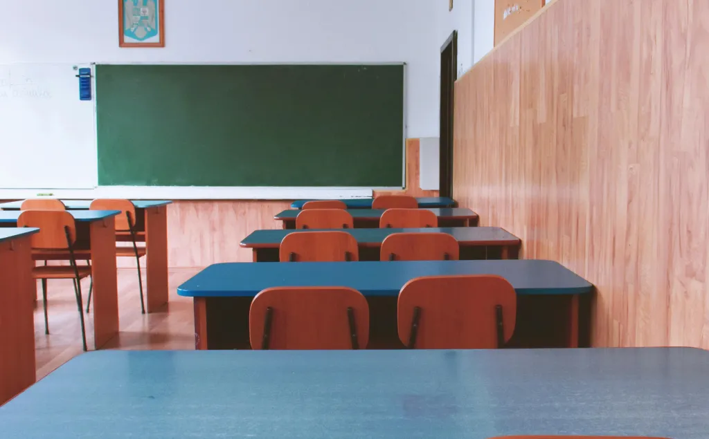 Klassisches schulboard statt modernem whiteboard fuer schulen