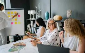 Mitarbeiter arbeiten gemeinsam an einem mural whiteboard