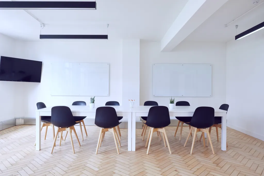 Leerer klassenraum mit intelligentem whiteboard