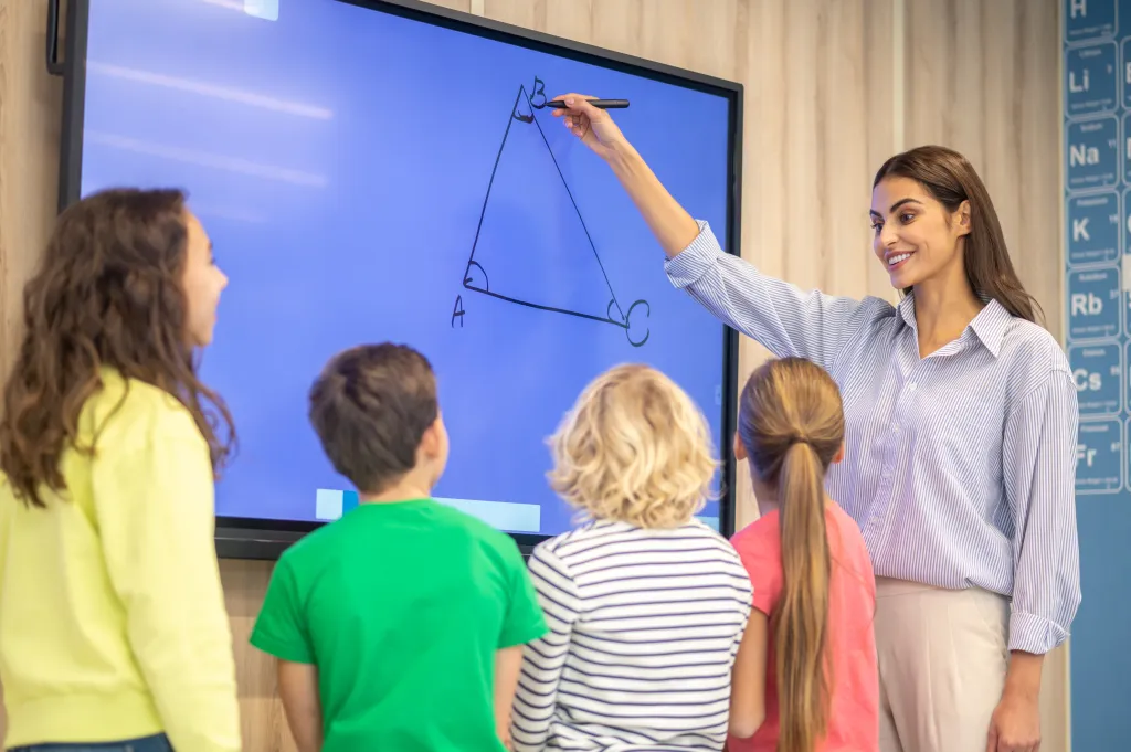 Lehrer unterrichtet schueler mit whiteboard