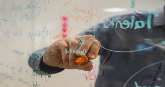 Lehrer verwenden whiteboard elektronisch
