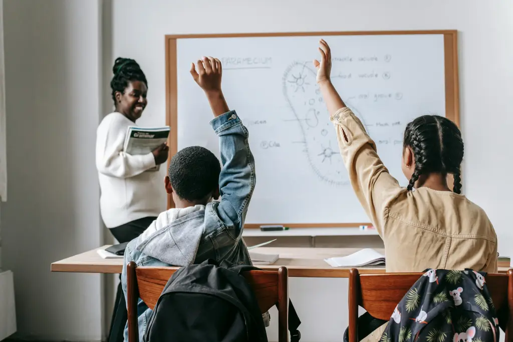 Lehrerin erklaert mathe am digitales board