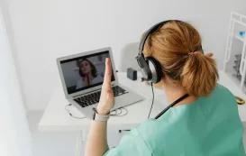 Logitech ptz pro 2 unterstuetzt menschen bei der arbeit