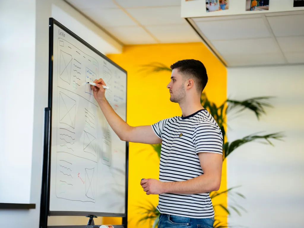 Maenner denken an smartboard kaufen