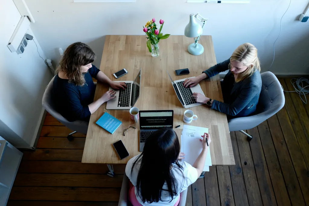 Manager und kunden treffen sich