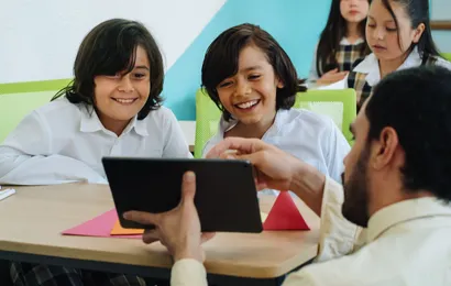 先生と生徒が電子ノートタブレットを見ています