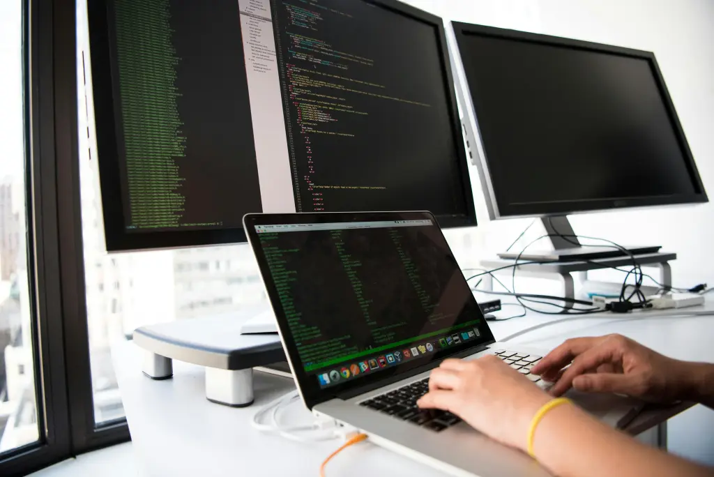 Mehrere monitore zeigen confluence table im einsatz