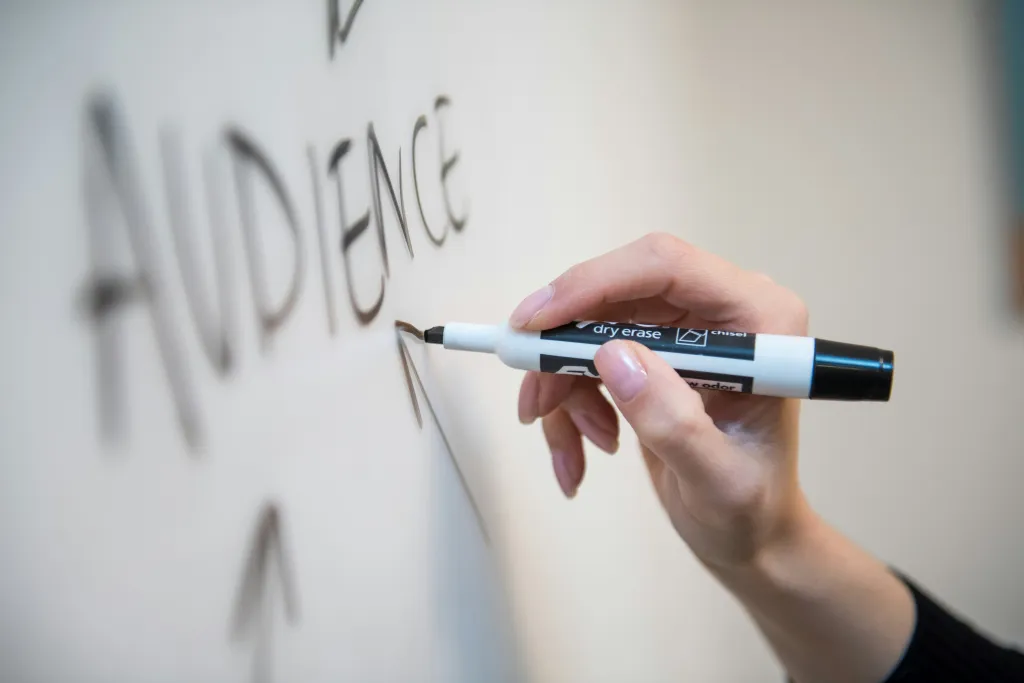 Menschen schreiben auf microsoft surface hub