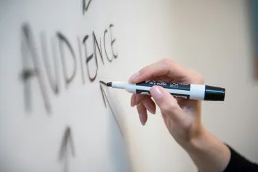Menschen schreiben auf microsoft surface hub