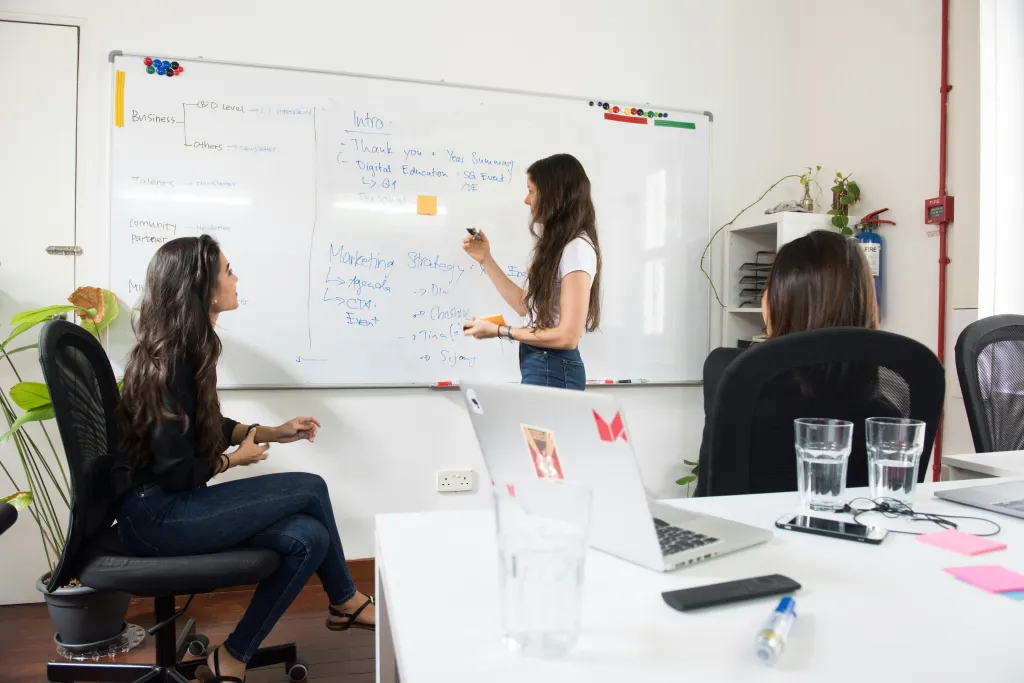 Zwei damen diskutieren ueber smartboard preis