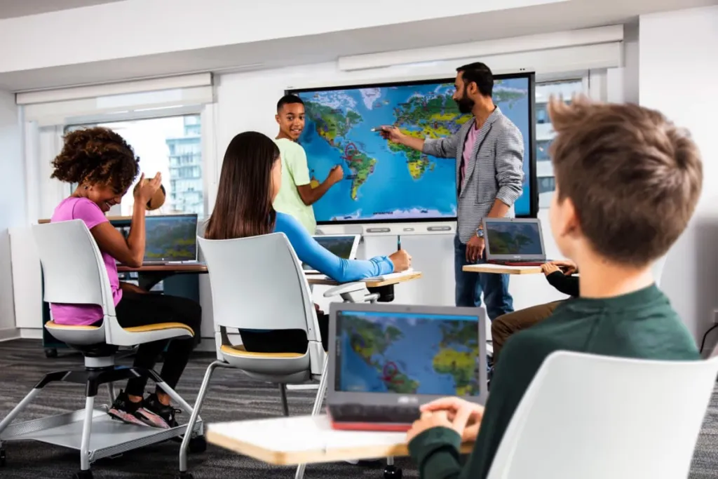 lehrer nutzt elektronisches whiteboard im unterricht mit schülern