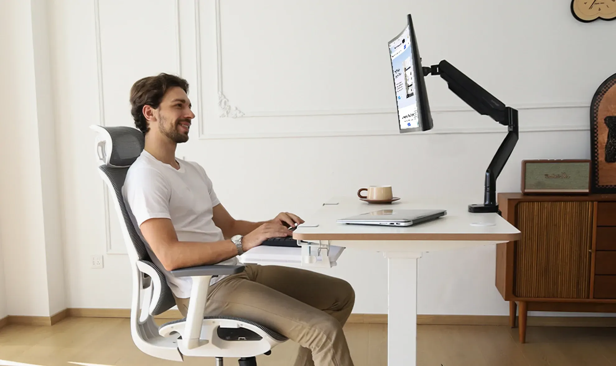 NearHub adjustable computer monitor mount MA30 on a desk