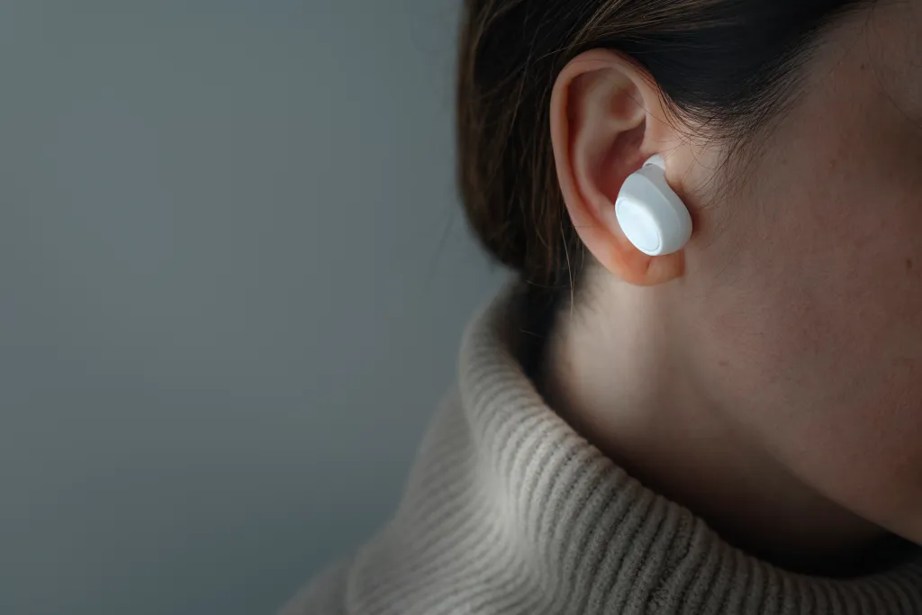 woman-wearing-white-wireless-earbuds