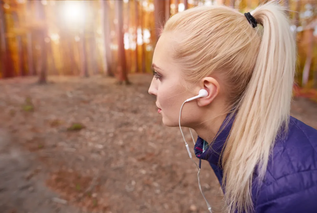 A woman wearing the wired earphones
