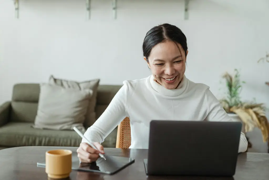 Notizen machen waehrend einer videokonferenz auf ihrem computer