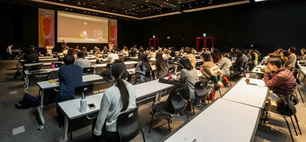 社員がオフJT研修に参加しているシーン