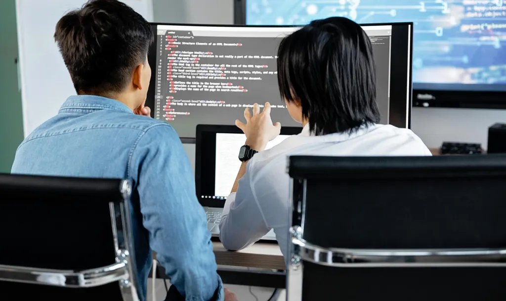 IT職の社員がOJTでコード練習を行っている様子