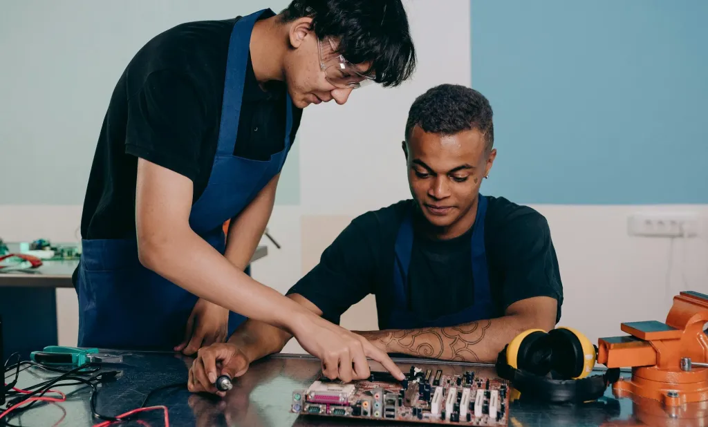 製造業の現場でOJTを行っている様子