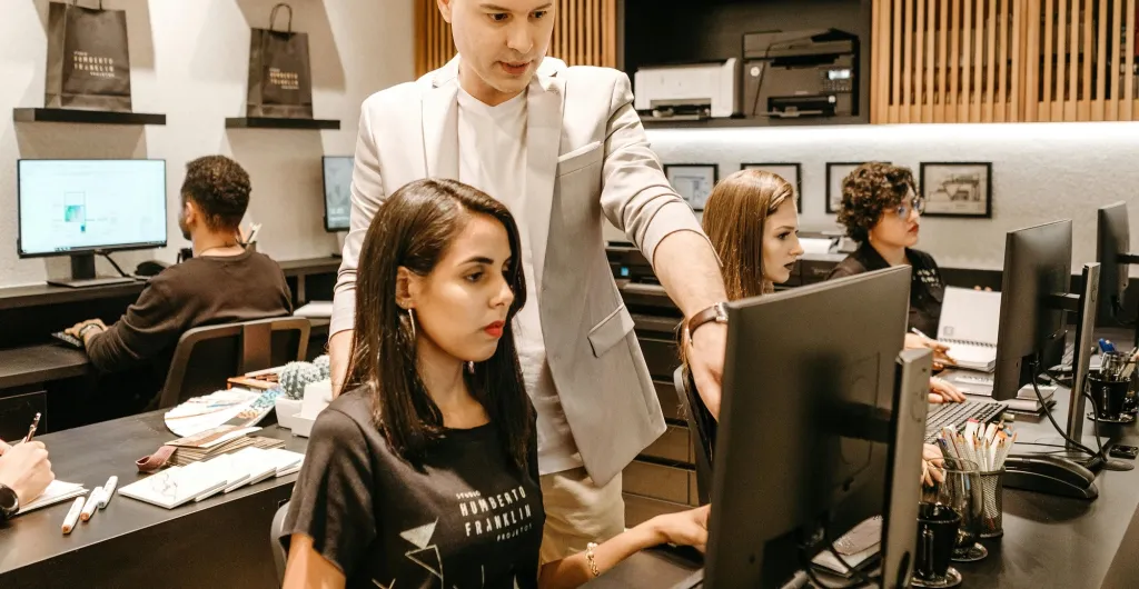 職場でOJTを行っている様子