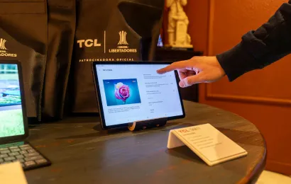 店の大型タッチパネルをワンハンドクリック