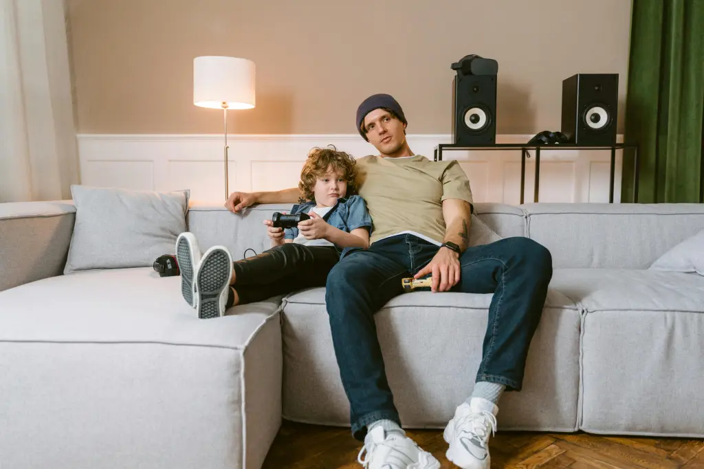 Papa spielt spiele mit seinen kindern