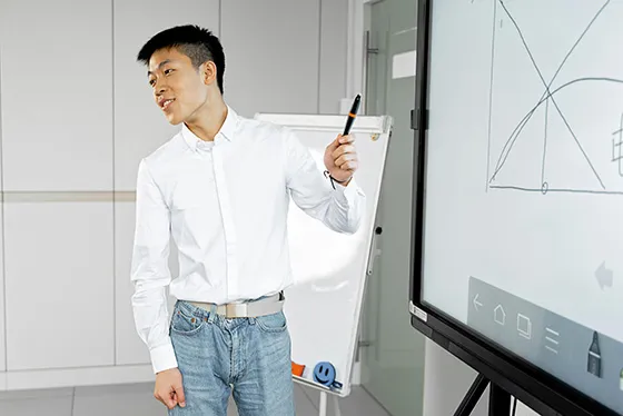 Person nutzt touch touch screen im Unterricht