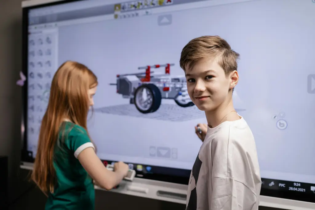 Zwei studenten touchscreen nutzen