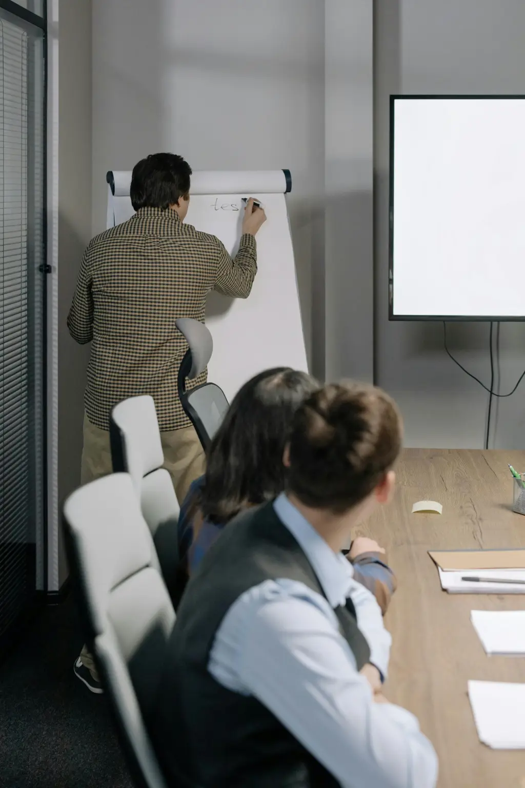 Mitarbeiter diskutieren ueber die digitales whiteboard kosten