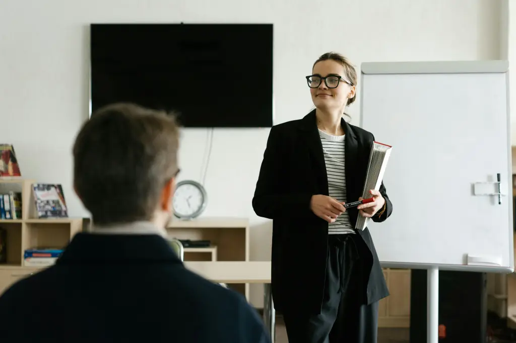 Mitarbeiter diskutieren ueber die digitales whiteboard kosten