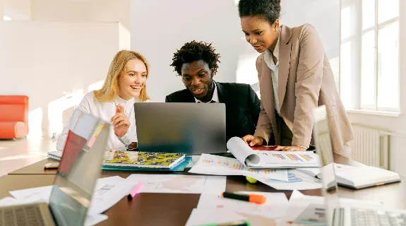 Innovative collaborative workspace design showing the 1:2 space-to-desk ratio for hybrid teams