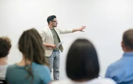 Person haelt praesentation im hybrid meeting