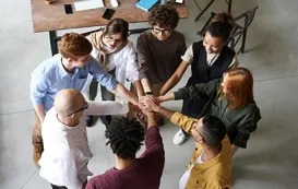 Produktivität berechnen im team mit digitalem dashboard