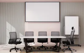 会議室にプロジェクター用ホワイトボードと椅子が5脚ある。