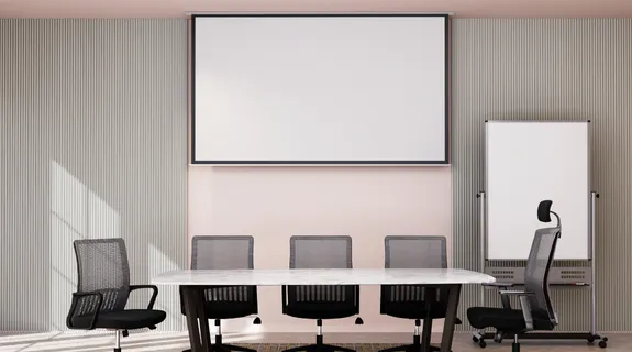 会議室にプロジェクター用ホワイトボード、椅子が5脚、そしてテーブルが1台ある。